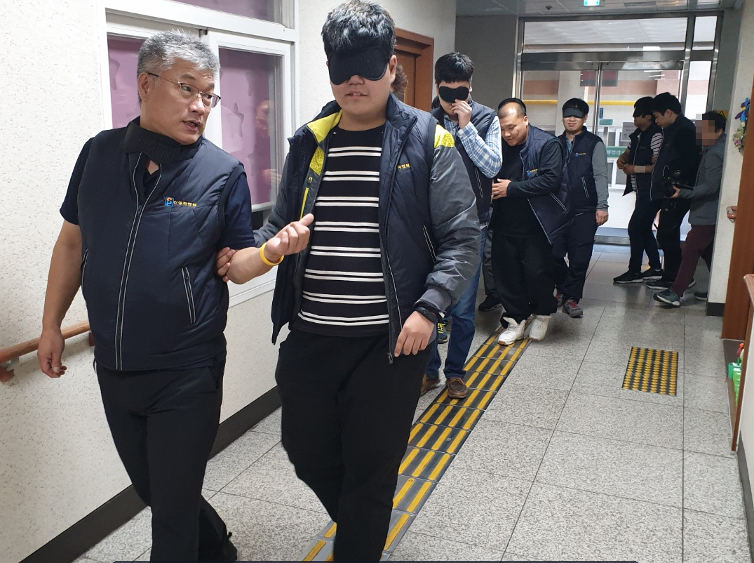 광명원에 임직원전체- 단체봉사 및 시각장애 체험-(2019.10)의 사진 7